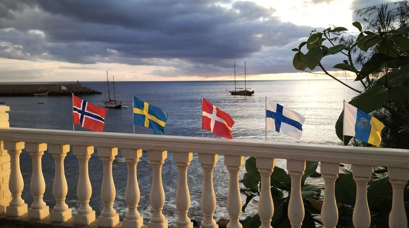 Banderas de Noruega, Suecia, Dinamarca y Finlandia junto a la de Canarias en Arguineguín, reflejando la conexión con los escandinavos.