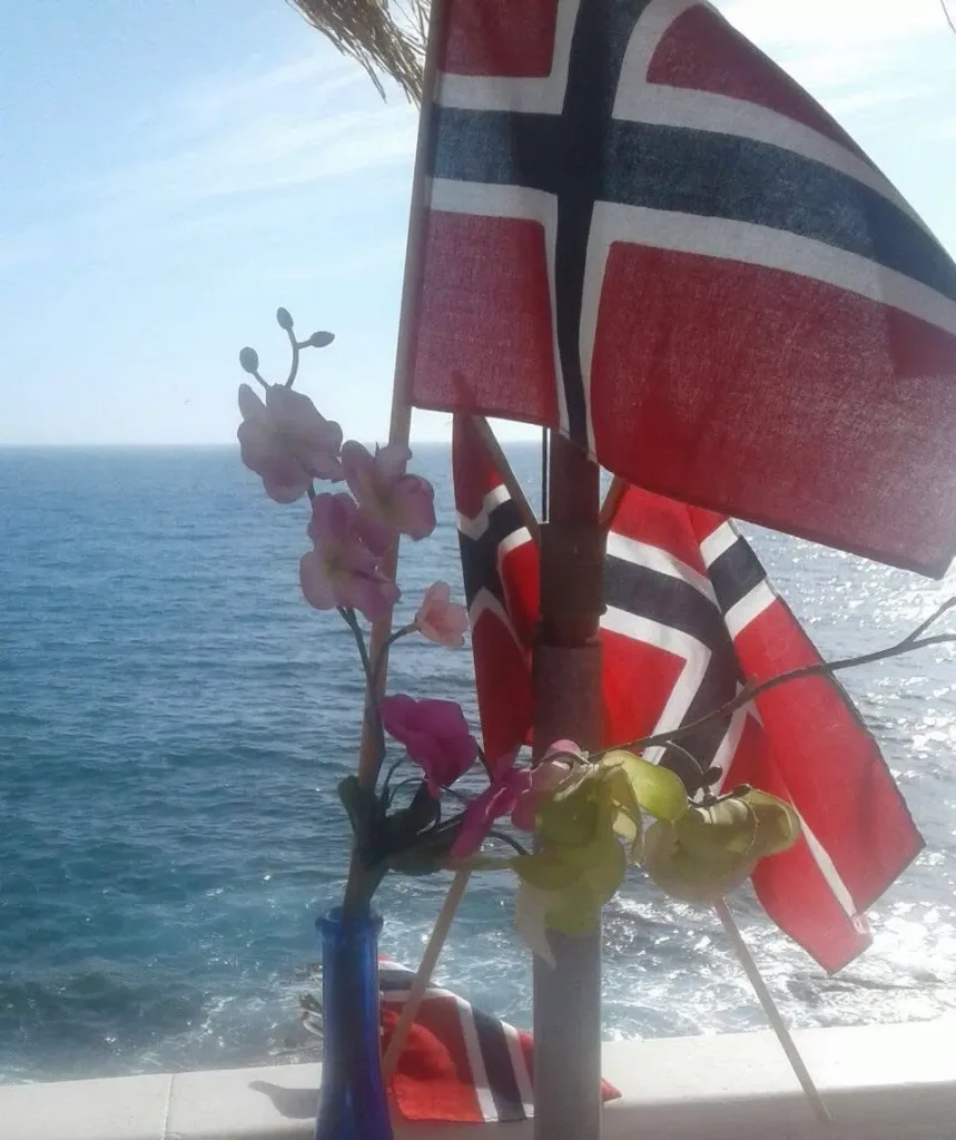 Banderas de Noruega en Arguineguín durante la celebración del 17 de mayo, Día Nacional de Noruega en Gran Canaria.